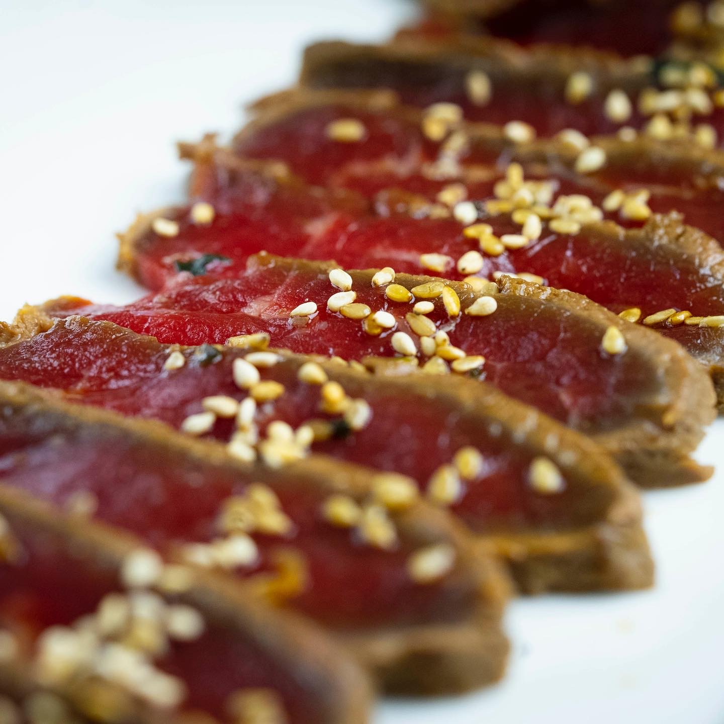 Tataki au sésame préparé par Chef Genfy