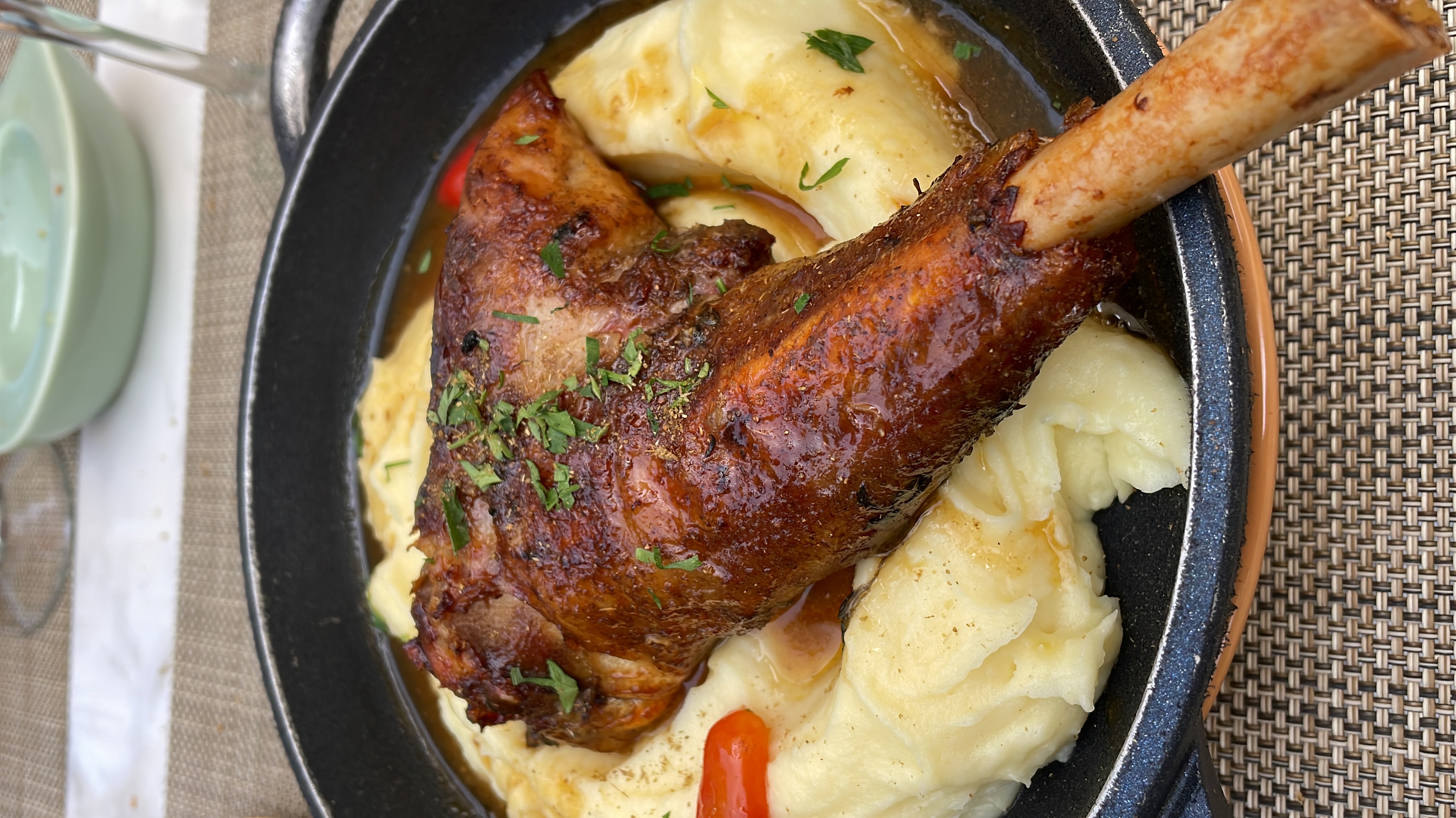 Plat d’agneau et purée préparé par Chef Genfy