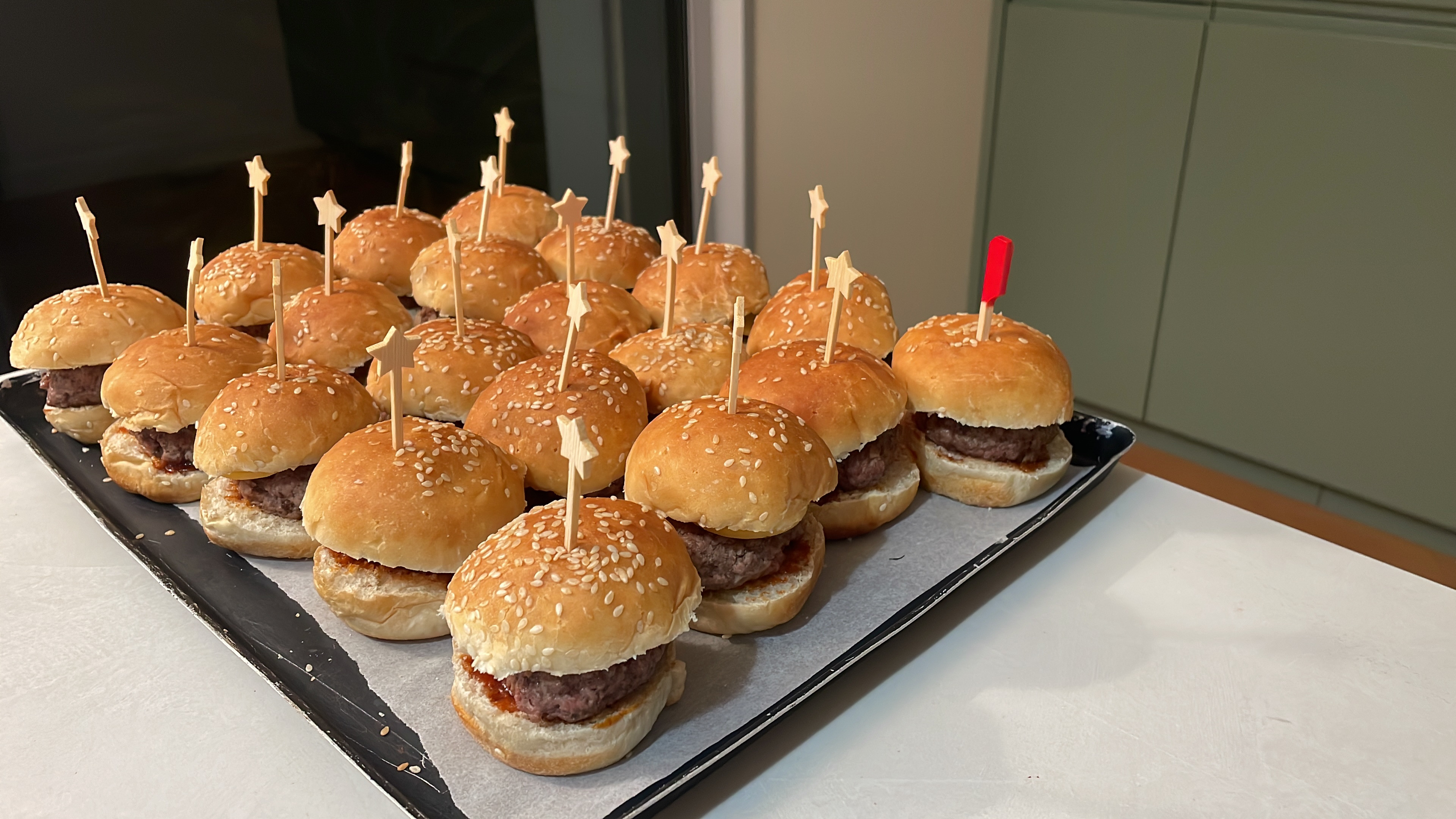 Mini-burgers préparés pour un cocktail