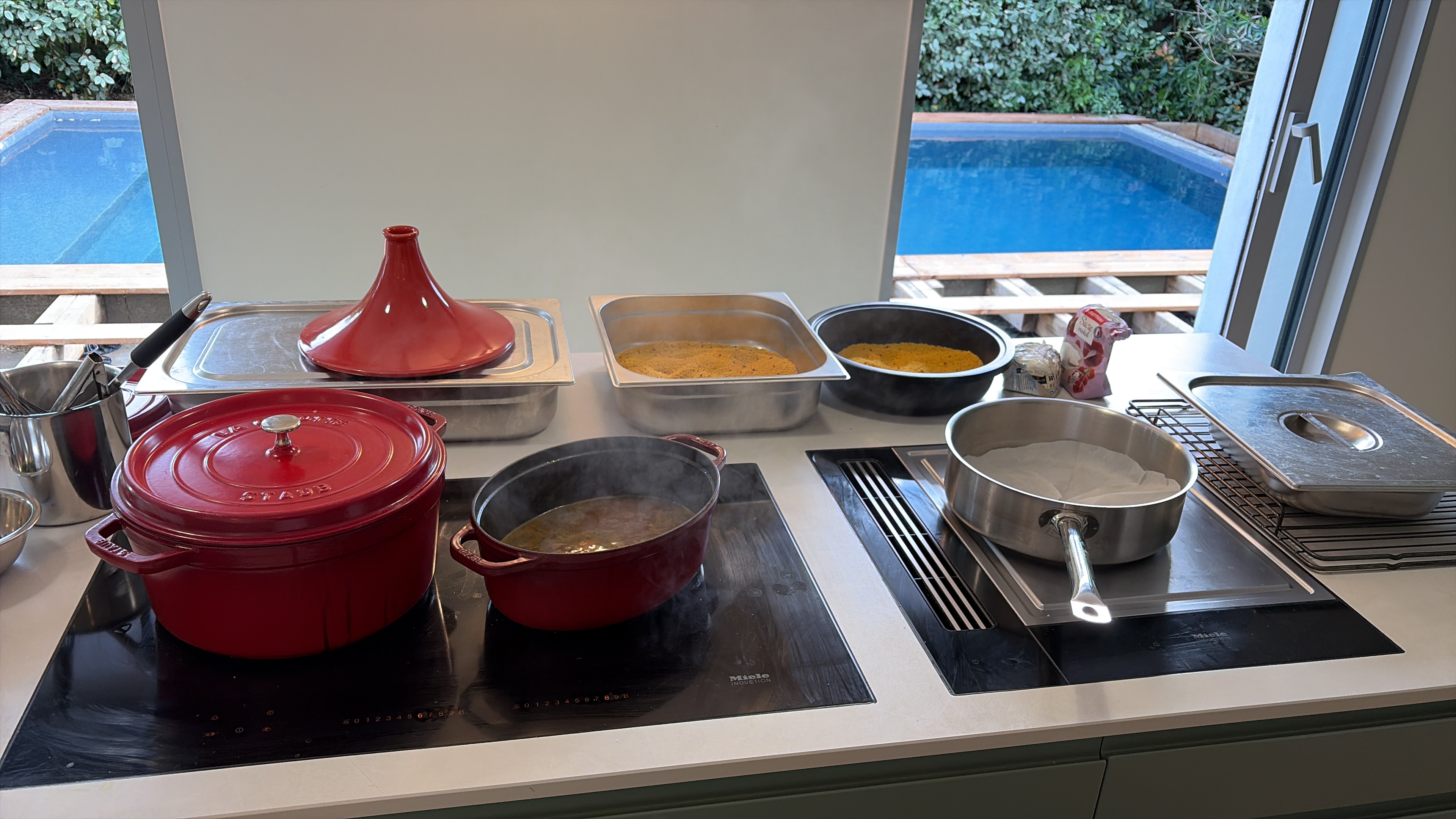 Cocottes et matériel installés dans la cuisine d’un client