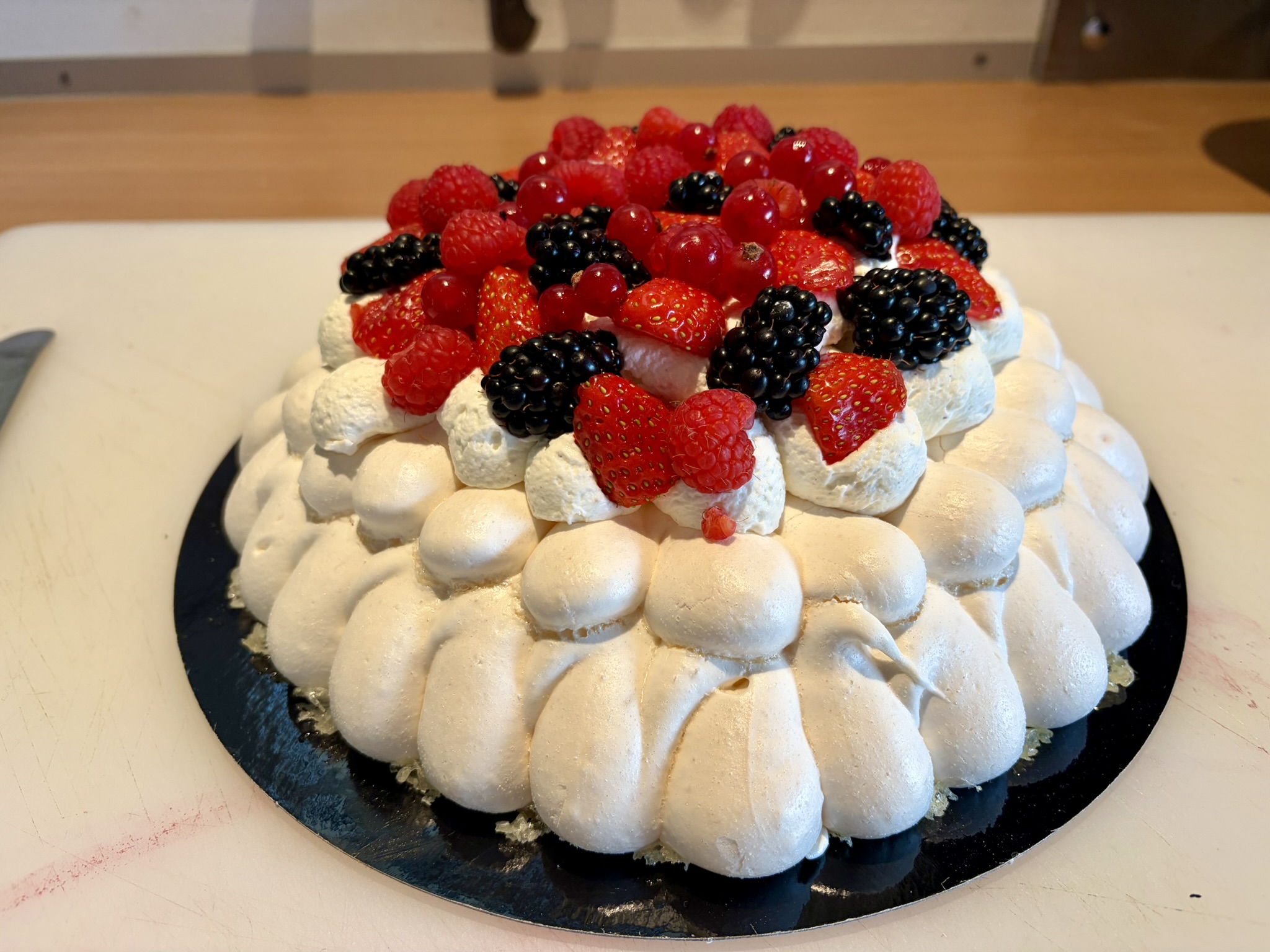 Pavlova aux fruits rouges préparée par Chef Genfy