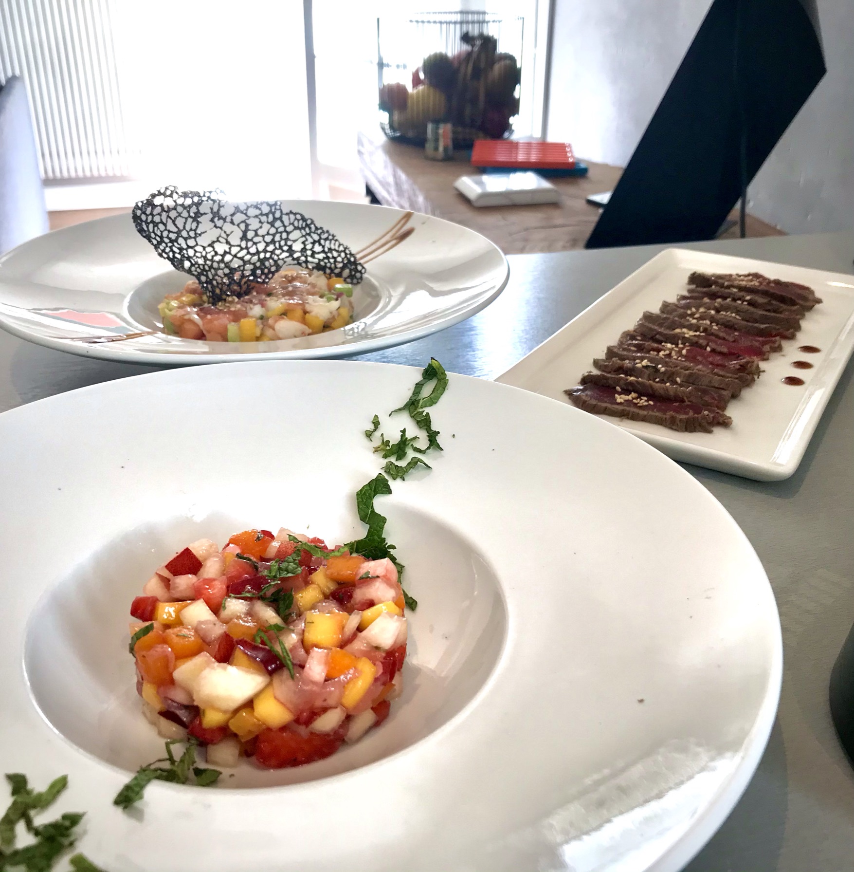 Assortiment d’assiettes préparées pour un repas privé Chef Genfy